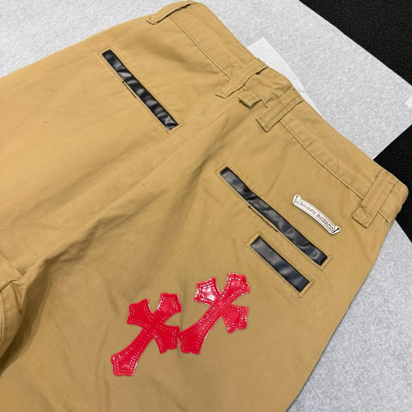 P280 Style number: D373 Chrome hearts Chrome hearts khaki stitching red leather bootcut jeans, truly restoring the ultimate vintage texture Size: 28, 30, 32, 34, 36 (S-XXL) Color: khaki stitching Size reference # 28 pants length 100 waist circumference 72 30 pants length 102 waist circumference 76 32 pants length 104 waist circumference 80 34 pants length 106 waist circumference 84 36 pants length 108 waist circumference 88